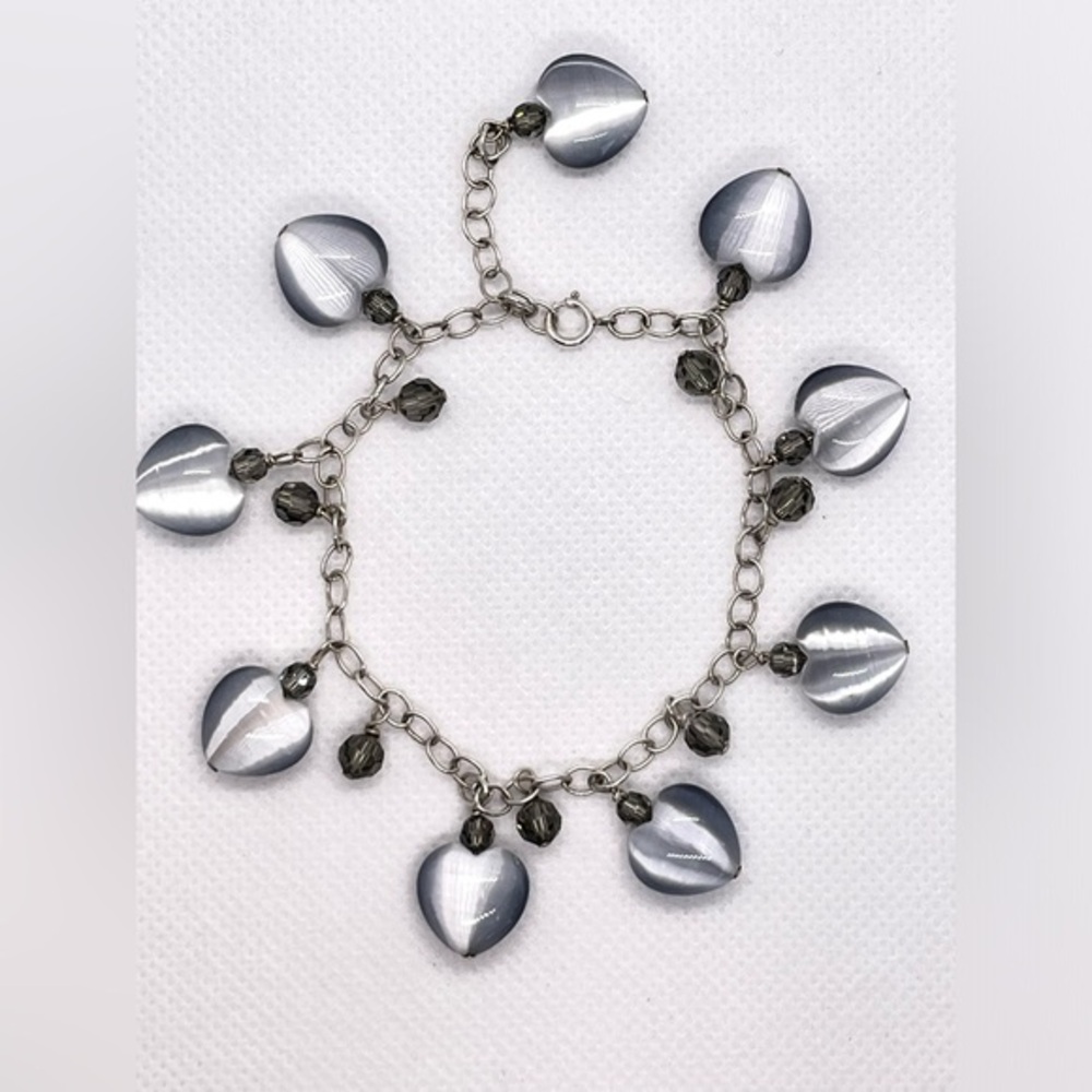 Beautiful silver tone shimmery heart charm bracelet w jewel beads. Extends 8.5”!